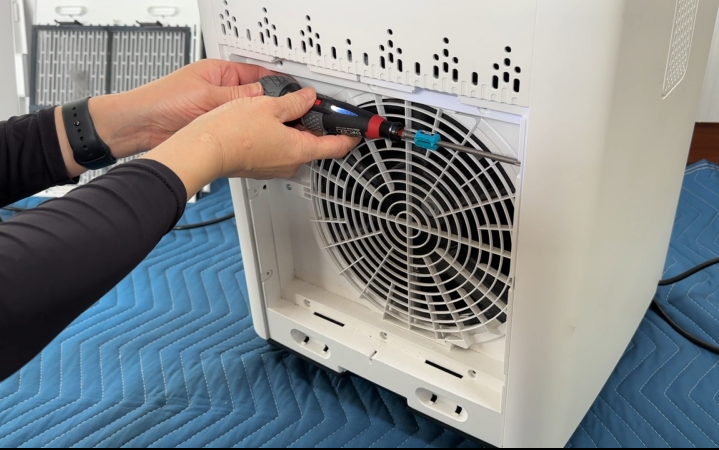 Airdog空気清浄機の背面カバーをドライバーで取り外している作業の様子