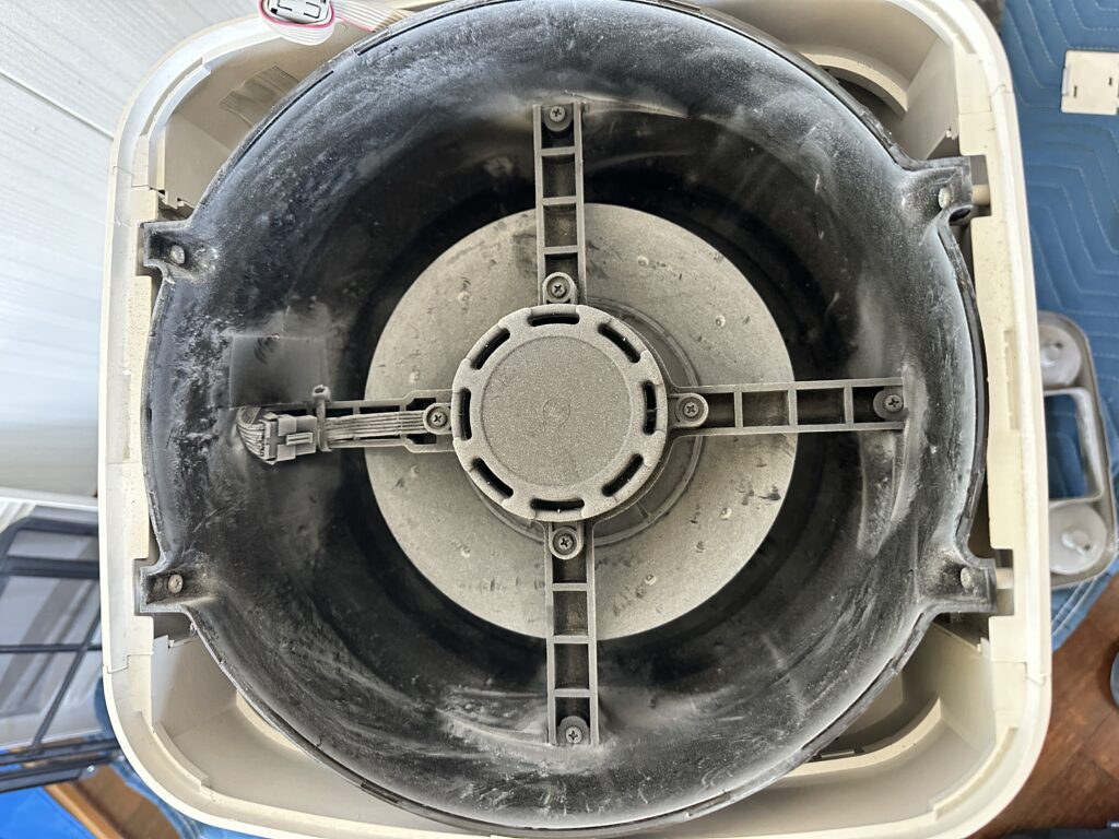 Airdog空気清浄機のファン内部に蓄積したホコリの様子。洗浄前の状態で、内部に汚れが広がっているのが確認できる。