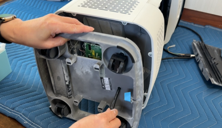 Airdogの底面カバーを取り外して内部基板の修理を行う様子