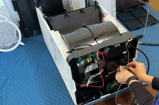 Airdog分解洗浄中の作業風景。内部パーツを取り外し、配線を確認している様子。