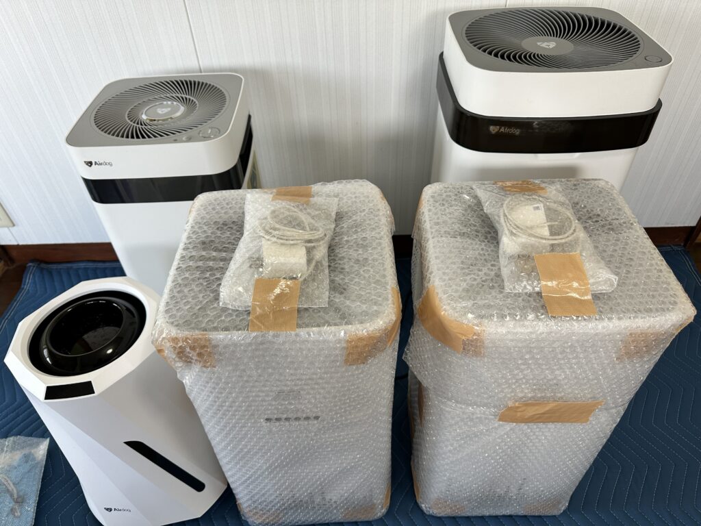 修理と洗浄を終えたAirdog本体を梱包し発送準備をしている様子