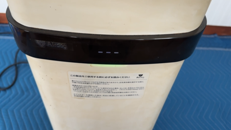 Airdog本体のエラーディスプレイ表示。清掃や修理が必要な状態の確認シーン。
