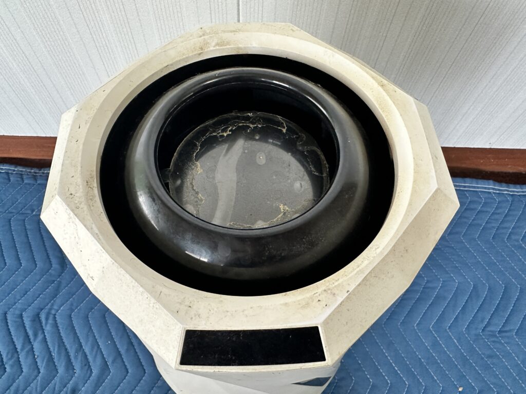 Airdog moiの上部給水口まわりに水垢汚れが付着した状態。分解洗浄前の外観写真