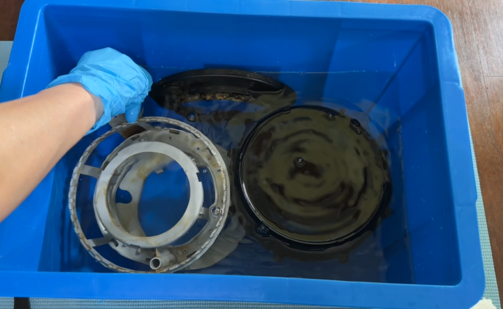 Airdog moiの分解パーツをクエン酸水に浸け置き洗浄している様子。内部パーツの頑固な汚れを浮かせて除去する工程