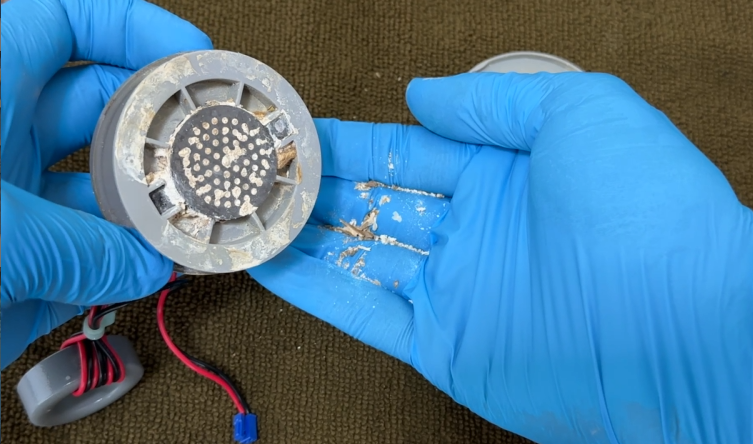 Airdog moiのオゾン発生ユニットに固着したカルキ汚れを手で取り除く様子
