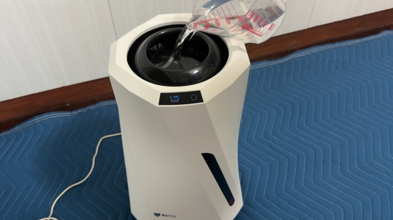 エアドッグモイの水タンクに水を入れている写真|加湿器の分解洗浄・修理サービス