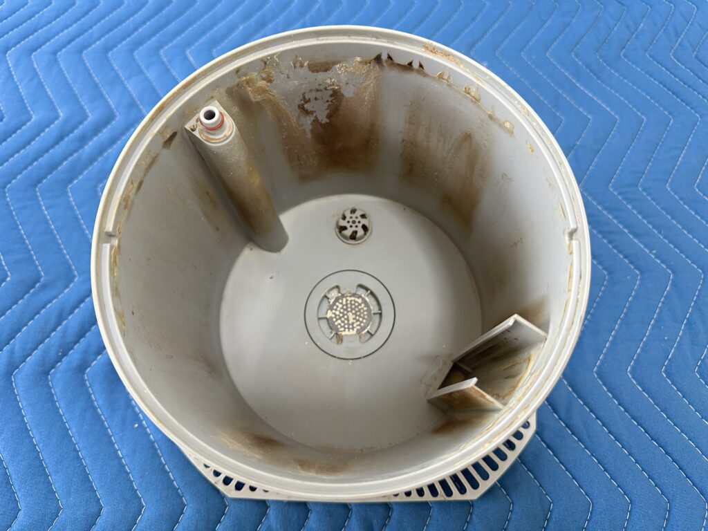 Airdog Moiの加湿タンク内部にこびりついたカビと水垢の汚れ|定期メンテナンスが必要な状態