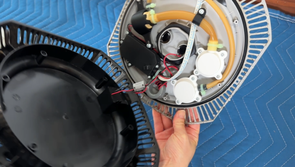Airdog Moiの加湿ユニット内部を分解し、ホースやポンプ部品を点検している様子