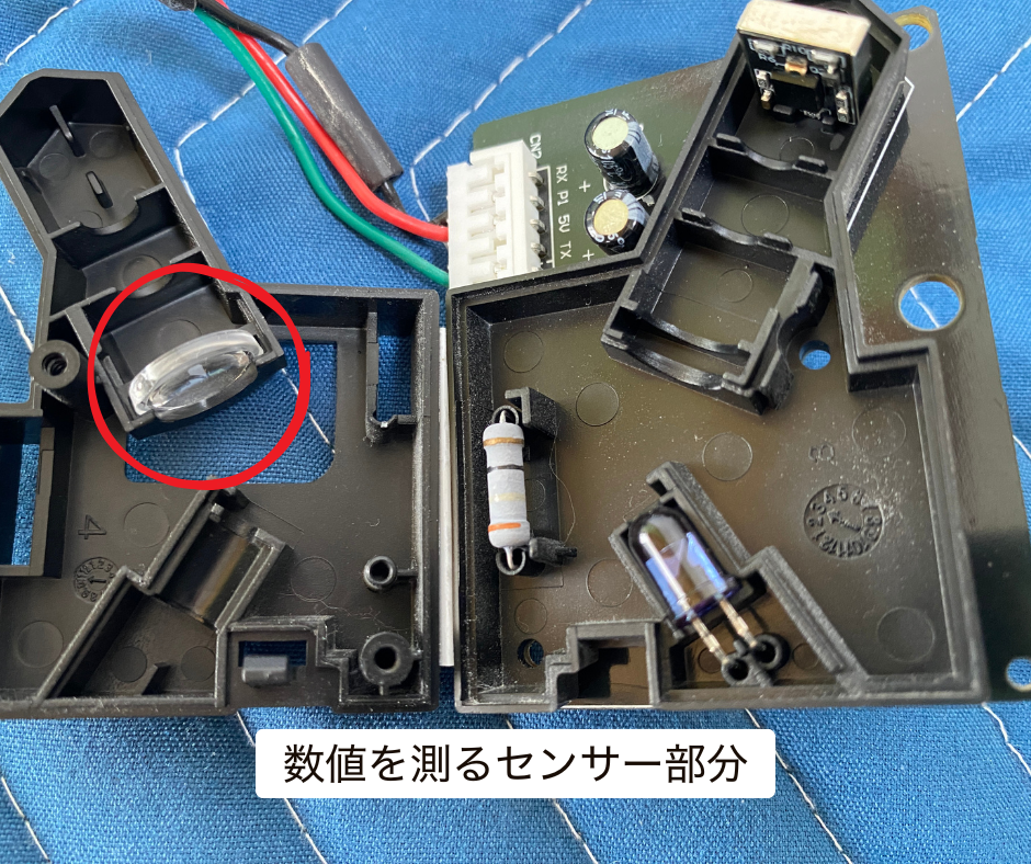 Airdogの数値を測る光学センサー部分。分解時に確認できるレンズと基板の内部構造
