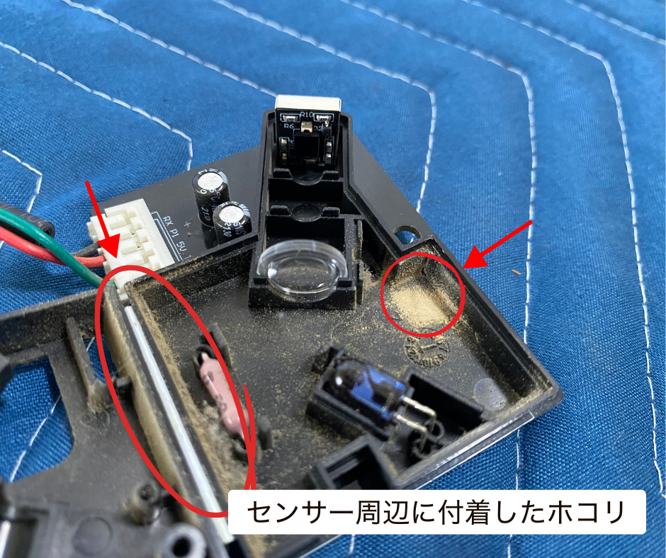 Airdogのセンサー周辺に付着したホコリ。内部に粉じんが溜まり数値誤差や不具合の原因となる