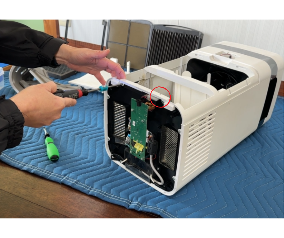 Airdog X5sの分解作業中、基板とスイッチ部を確認している様子