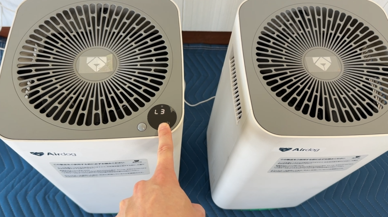 Airdogの動作確認中に風量レベル3ボタンを押してテストしている様子
