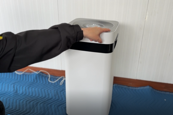 Airdog の動作確認中の様子。上部を手で押して電源が入るかチェックしている。