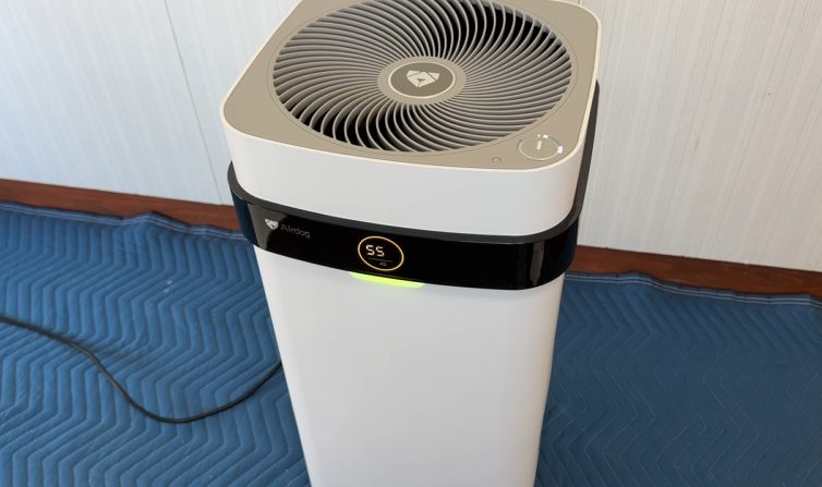 Airdogが正常に通電し、電源ランプが点灯している状態を確認している様子
