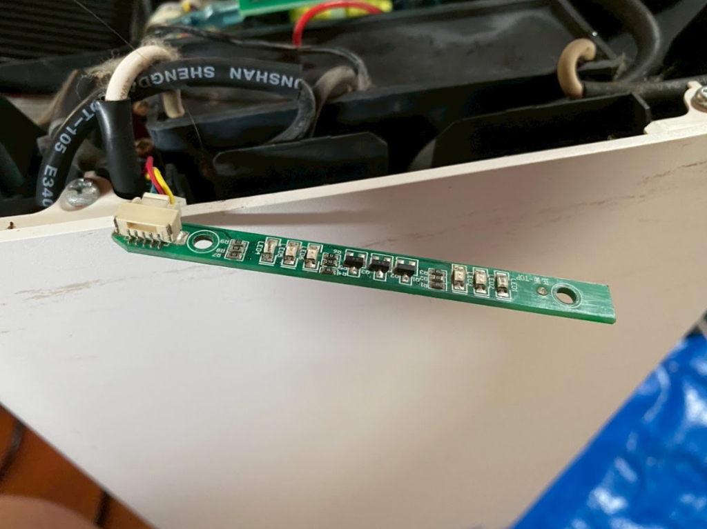 Airdogのスイッチ基板を取り外して修理点検している様子
