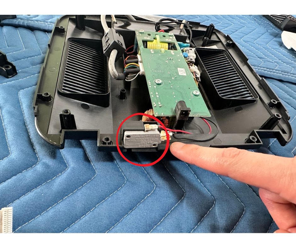 Airdog X5の内部カバー内にあるインターロックスイッチの位置を指して説明している様子
