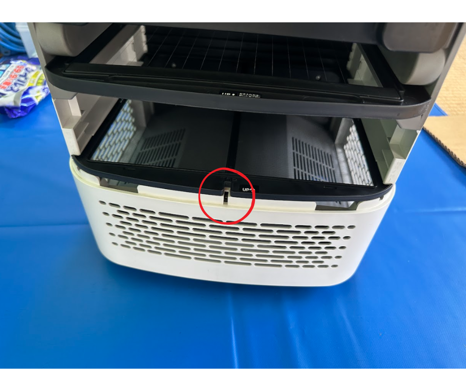 Airdog X5のフィルター部分にあるインターロックスイッチの位置を示した写真
