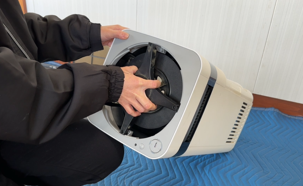 Airdog本体からファンユニットを取り外している分解作業の様子