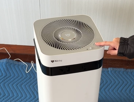 Airdog上部の操作パネルで電源ボタンの反応を確認している様子