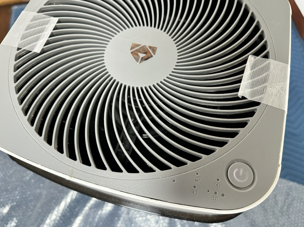 Airdogで起動直後は風が出るがすぐ弱くなる症状を確認している様子