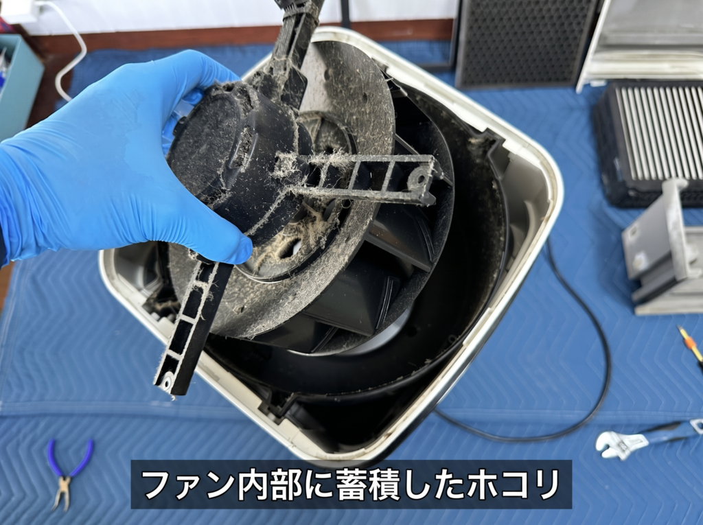 Airdogのファン内部にホコリが蓄積している状態