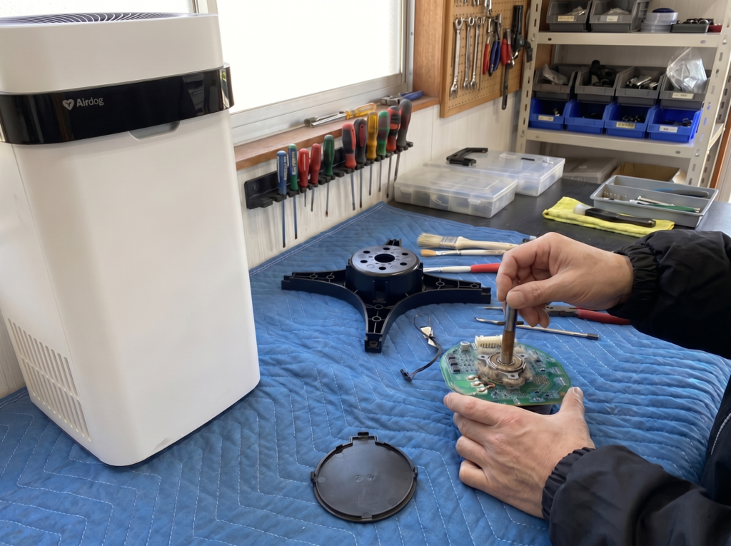 Airdogの起動不良原因をモーター制御基板から点検している様子