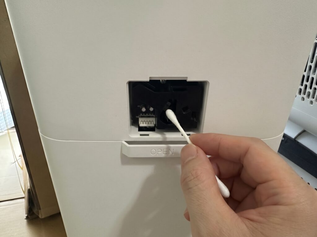 Airdogの大気センサーを乾いた綿棒で正しく掃除する方法とエラー誤作動対策の解説画像