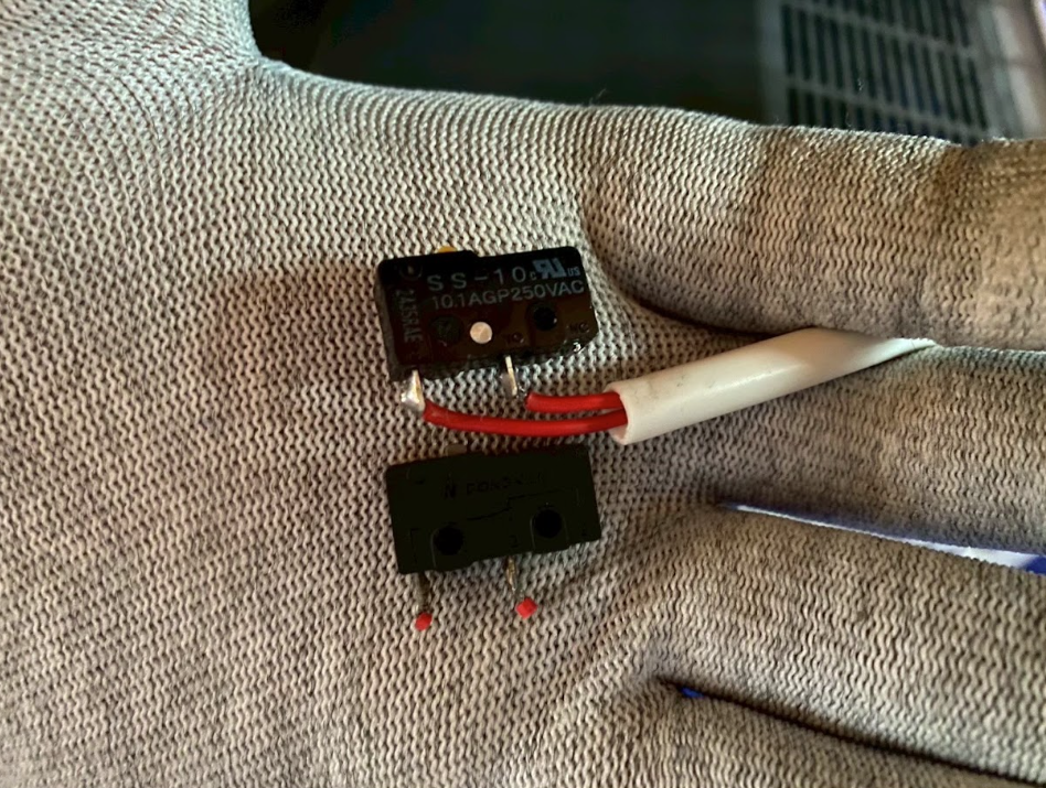 故障したAirdogのインターロックスイッチ（マイクロスイッチSS-10）を交換・修理する様子